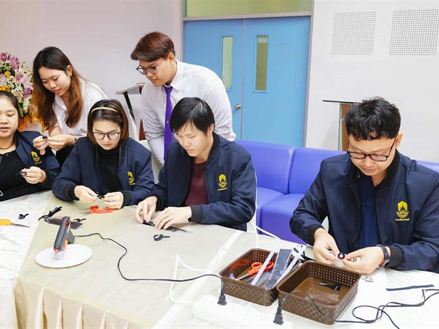 คณะศิลปศาสตร์จัดกิจกรรมประดิษฐ์โบว์สีดำเพื่อแจกจ่ายแก่นิสิตและประชาชนทั่วไป