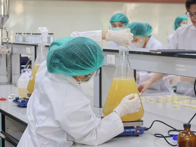 สนับสนุนจัดหาสเปรย์กันยุง เจลแอลกอฮอล์ และครีมทาน้ำกัดเท้า เครื่องอุปโภคบริโภคและสิ่งของจำเป็น เพื่อช่วยเหลือผู้ประสบอุทกภัยในพื้นที่ภาคใต้