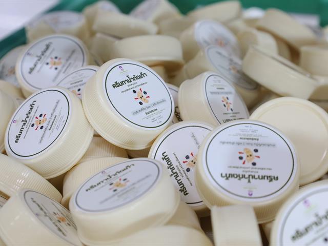 สนับสนุนจัดหาสเปรย์กันยุง เจลแอลกอฮอล์ และครีมทาน้ำกัดเท้า เครื่องอุปโภคบริโภคและสิ่งของจำเป็น เพื่อช่วยเหลือผู้ประสบอุทกภัยในพื้นที่ภาคใต้