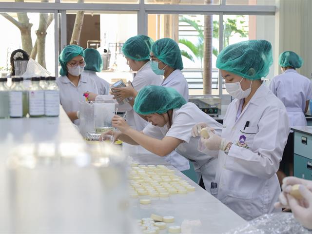 สนับสนุนจัดหาสเปรย์กันยุง เจลแอลกอฮอล์ และครีมทาน้ำกัดเท้า เครื่องอุปโภคบริโภคและสิ่งของจำเป็น เพื่อช่วยเหลือผู้ประสบอุทกภัยในพื้นที่ภาคใต้