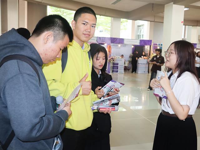 คณะรัฐศาสตร์และสังคมศาสตร์ 