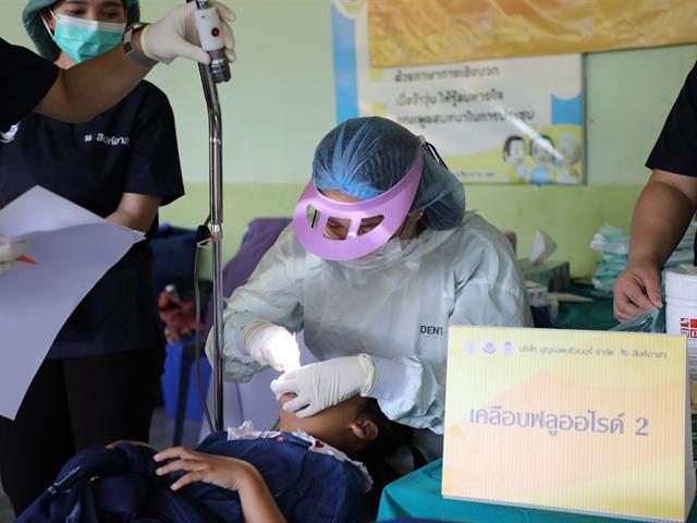 คณะทันตแพทยศาสตร์ มหาวิทยาลัยพะเยา ร่วม “หน่วยแพทย์เคลื่อนที่สิงห์อาสา” เสริมสุขภาพช่องปากนักเรียน ณ โรงเรียนผาขวางวิทยา จังหวัดเชียงราย