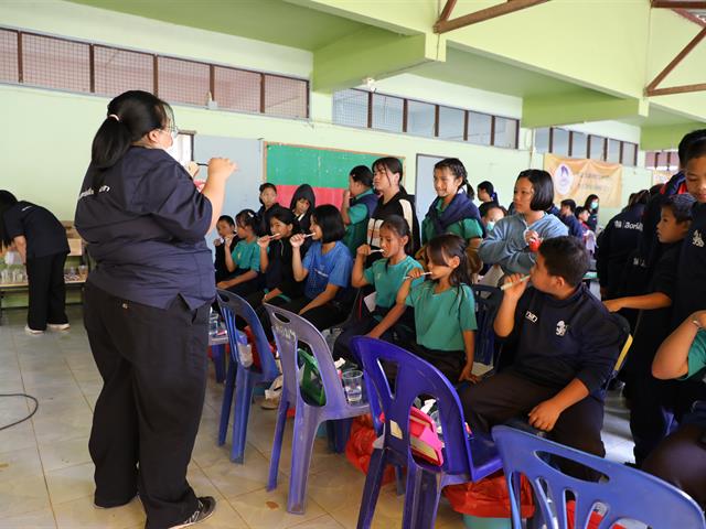 คณะทันตแพทยศาสตร์ มหาวิทยาลัยพะเยา ร่วม “หน่วยแพทย์เคลื่อนที่สิงห์อาสา” เสริมสุขภาพช่องปากนักเรียน ณ โรงเรียนผาขวางวิทยา จังหวัดเชียงราย