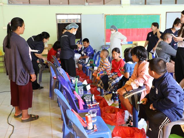 คณะทันตแพทยศาสตร์ มหาวิทยาลัยพะเยา ร่วม “หน่วยแพทย์เคลื่อนที่สิงห์อาสา” เสริมสุขภาพช่องปากนักเรียน ณ โรงเรียนผาขวางวิทยา จังหวัดเชียงราย