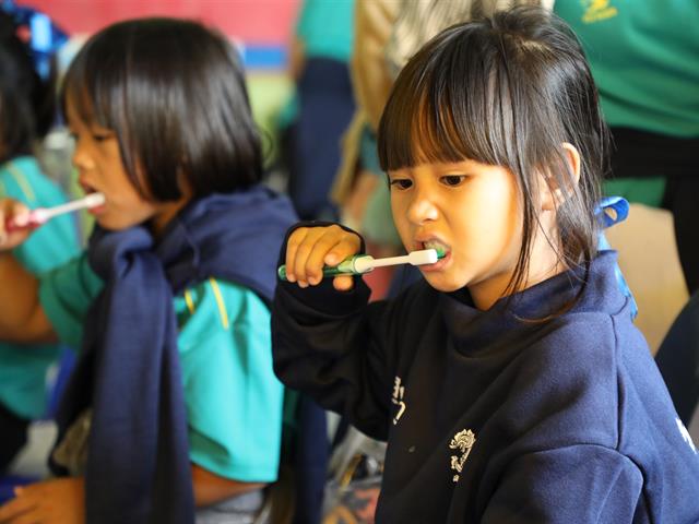 คณะทันตแพทยศาสตร์ มหาวิทยาลัยพะเยา ร่วม “หน่วยแพทย์เคลื่อนที่สิงห์อาสา” เสริมสุขภาพช่องปากนักเรียน ณ โรงเรียนผาขวางวิทยา จังหวัดเชียงราย