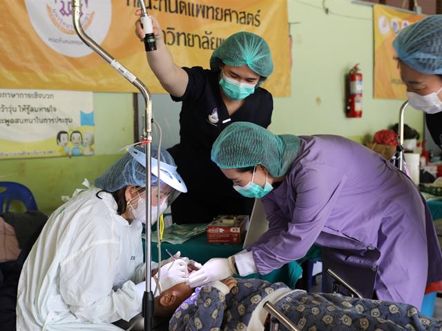 คณะทันตแพทยศาสตร์ มหาวิทยาลัยพะเยา ร่วม “หน่วยแพทย์เคลื่อนที่สิงห์อาสา” เสริมสุขภาพช่องปากนักเรียน ณ โรงเรียนผาขวางวิทยา จังหวัดเชียงราย