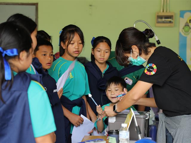 คณะทันตแพทยศาสตร์ มหาวิทยาลัยพะเยา ร่วม “หน่วยแพทย์เคลื่อนที่สิงห์อาสา” เสริมสุขภาพช่องปากนักเรียน ณ โรงเรียนผาขวางวิทยา จังหวัดเชียงราย