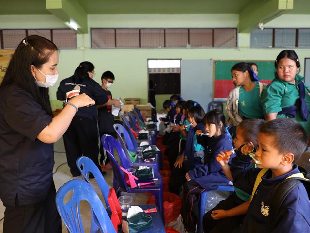 คณะทันตแพทยศาสตร์ มหาวิทยาลัยพะเยา ร่วม “หน่วยแพทย์เคลื่อนที่สิงห์อาสา” เสริมสุขภาพช่องปากนักเรียน ณ โรงเรียนผาขวางวิทยา จังหวัดเชียงราย