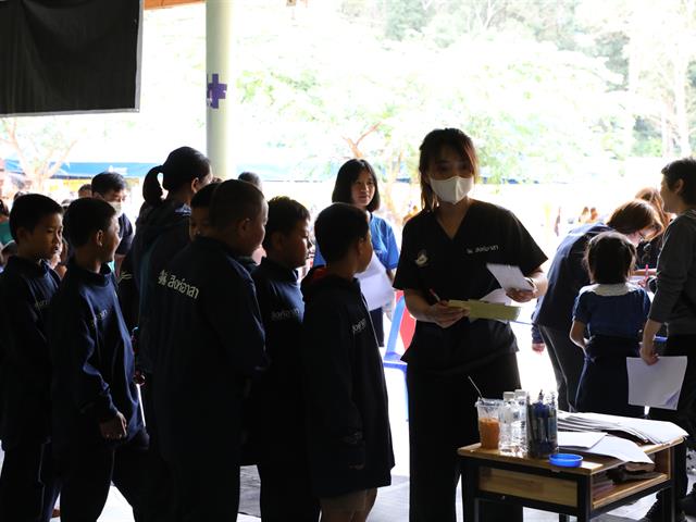 คณะทันตแพทยศาสตร์ มหาวิทยาลัยพะเยา ร่วม “หน่วยแพทย์เคลื่อนที่สิงห์อาสา” เสริมสุขภาพช่องปากนักเรียน ณ โรงเรียนผาขวางวิทยา จังหวัดเชียงราย