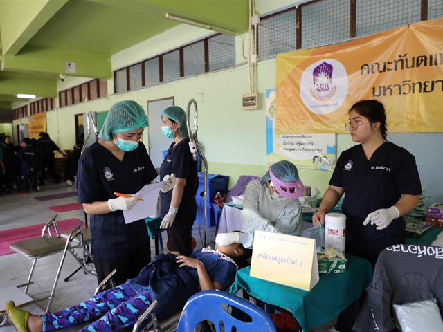 คณะทันตแพทยศาสตร์ มหาวิทยาลัยพะเยา ร่วม “หน่วยแพทย์เคลื่อนที่สิงห์อาสา” เสริมสุขภาพช่องปากนักเรียน ณ โรงเรียนผาขวางวิทยา จังหวัดเชียงราย