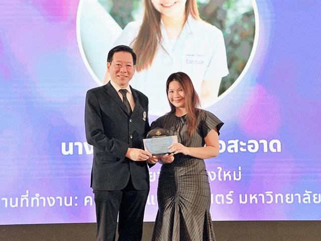คณะทันตแพทยศาสตร์ มหาวิทยาลัยพะเยา ขอแสดงความยินดีกับ ทันตแพทย์หญิงพศิกา เชื้อสะอาด เนื่องในโอกาสได้รับ รางวัลทันตแพทยศาสตรบัณฑิตผู้มีจริยธรรมดีเยี่ยม และได้รับ โล่รางวัลเชิดชูเกียรติ จากกองทุน ศ.อิศระ ขนบพันธุ์ ยุกตะนันทน์