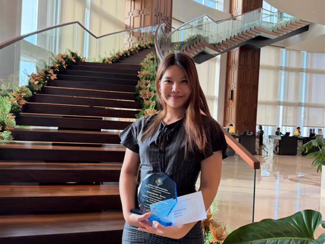 คณะทันตแพทยศาสตร์ มหาวิทยาลัยพะเยา ขอแสดงความยินดีกับ ทันตแพทย์หญิงพศิกา เชื้อสะอาด เนื่องในโอกาสได้รับ รางวัลทันตแพทยศาสตรบัณฑิตผู้มีจริยธรรมดีเยี่ยม และได้รับ โล่รางวัลเชิดชูเกียรติ จากกองทุน ศ.อิศระ ขนบพันธุ์ ยุกตะนันทน์