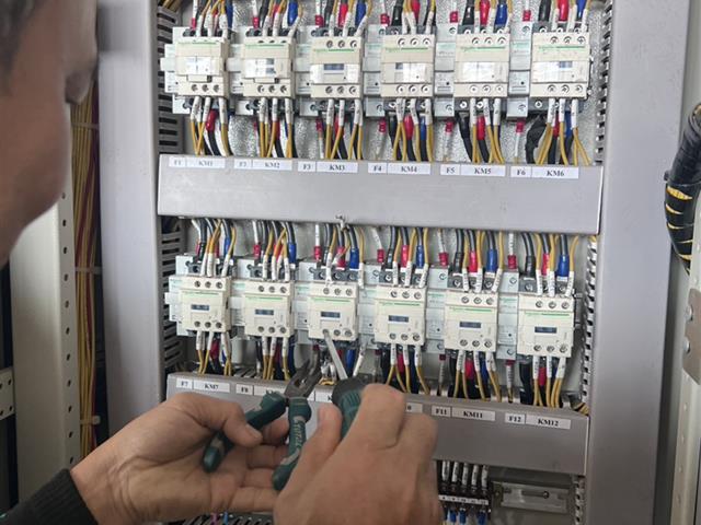 กองกิจการนิสิต ลงพื้นที่ซ่อมบำรุงระบบไฟฟ้าแสงสว่างสนามกีฬา และอุปกรณ์กีฬาเตรียมพร้อมรับการแข่งขันกีฬาบุคลากรและมหกรรมกีฬาฟ้ามุ่ยเกมส์