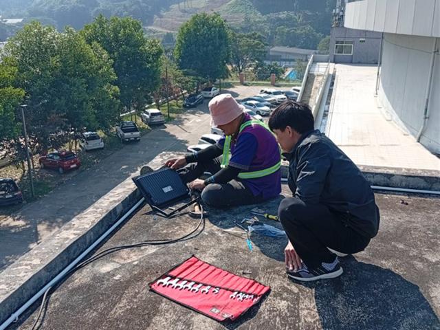 กองกิจการนิสิต ลงพื้นที่ซ่อมบำรุงระบบไฟฟ้าแสงสว่างสนามกีฬา และอุปกรณ์กีฬาเตรียมพร้อมรับการแข่งขันกีฬาบุคลากรและมหกรรมกีฬาฟ้ามุ่ยเกมส์