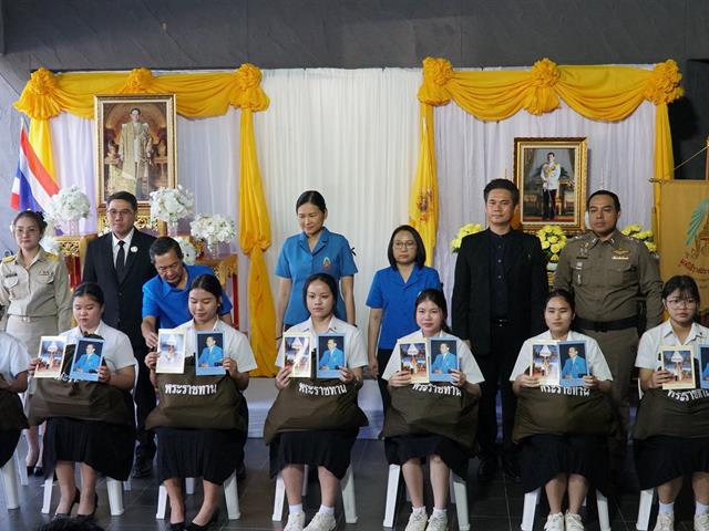 มหาวิทยาลัยพะเยา ต้อนรับผู้ว่าราชการจังหวัดพะเยา เยี่ยมติดตามผลการศึกษาและมอบถุงพระราชทานนักเรียนทุนพระราชทานเพื่อการศึกษาสงเคราะห์