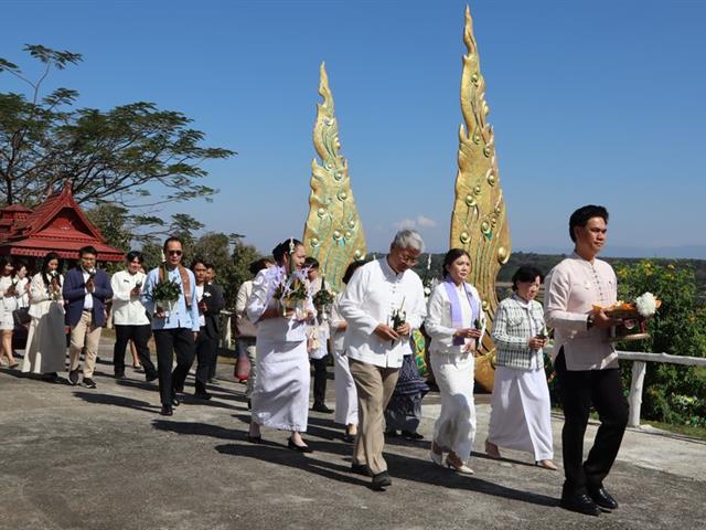 วิทยาเขตเชียงราย ร่วมประเพณีห่มผ้าพระนอน วัดดงพระเจ้า