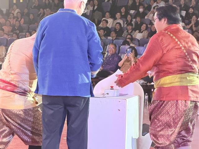 พัสตราภรณ์วิจิตร เทิดพระนามสิริกิติ์ สถิตนิจนิรันดร์