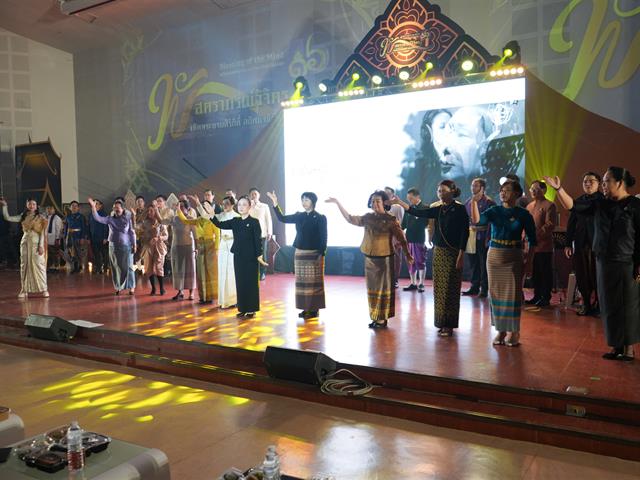 พัสตราภรณ์วิจิตร เทิดพระนามสิริกิติ์ สถิตนิจนิรันดร์