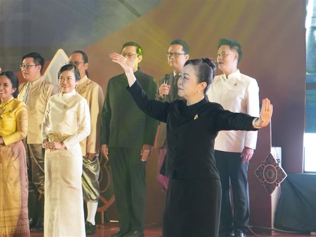 พัสตราภรณ์วิจิตร เทิดพระนามสิริกิติ์ สถิตนิจนิรันดร์