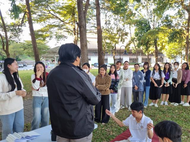 ศูนย์ปฏิบัติการจิตอาสา กองกิจการนิสิต จัดกิจกรรมจิตอาสาอาสาสมุดทำมือเพื่อน้อง ปีที่ 5 ในระหว่างวันที่ 6 - 8 มกราคม 2569  ณ บริเวณอ่างหลวง มหาวิทยาลัยพะเยา