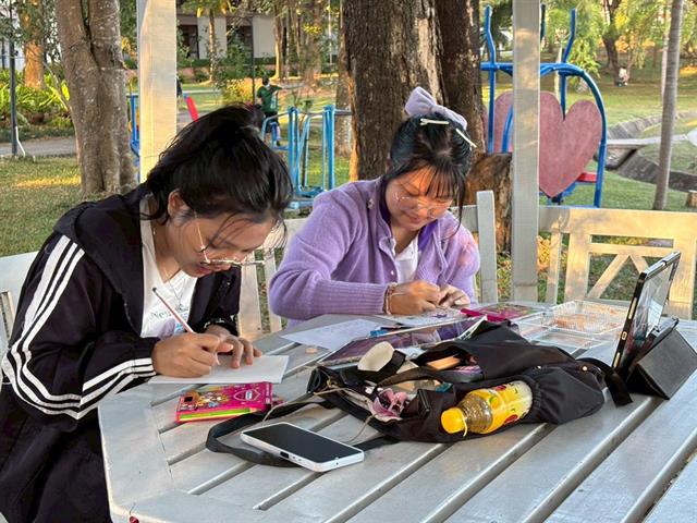 ศูนย์ปฏิบัติการจิตอาสา กองกิจการนิสิต จัดกิจกรรมจิตอาสาอาสาสมุดทำมือเพื่อน้อง ปีที่ 5 ในระหว่างวันที่ 6 - 8 มกราคม 2569  ณ บริเวณอ่างหลวง มหาวิทยาลัยพะเยา