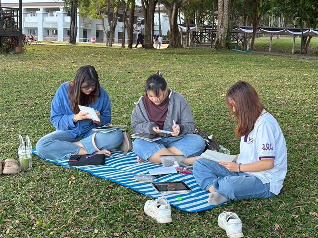 ศูนย์ปฏิบัติการจิตอาสา กองกิจการนิสิต จัดกิจกรรมจิตอาสาอาสาสมุดทำมือเพื่อน้อง ปีที่ 5 ในระหว่างวันที่ 6 - 8 มกราคม 2569  ณ บริเวณอ่างหลวง มหาวิทยาลัยพะเยา