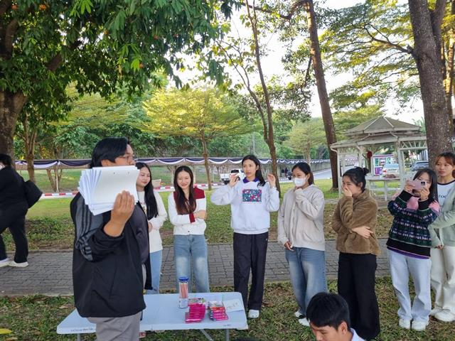 ศูนย์ปฏิบัติการจิตอาสา กองกิจการนิสิต จัดกิจกรรมจิตอาสาอาสาสมุดทำมือเพื่อน้อง ปีที่ 5 ในระหว่างวันที่ 6 - 8 มกราคม 2569  ณ บริเวณอ่างหลวง มหาวิทยาลัยพะเยา