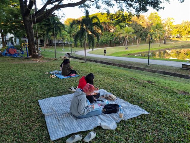 ศูนย์ปฏิบัติการจิตอาสา กองกิจการนิสิต จัดกิจกรรมจิตอาสาอาสาสมุดทำมือเพื่อน้อง ปีที่ 5 ในระหว่างวันที่ 6 - 8 มกราคม 2569  ณ บริเวณอ่างหลวง มหาวิทยาลัยพะเยา