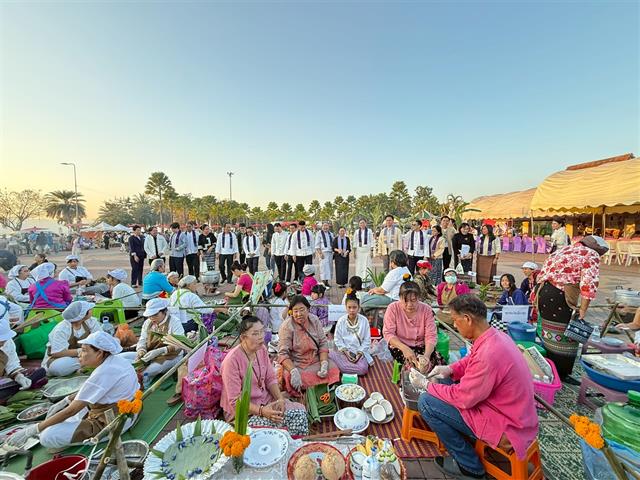 ม.พะเยา จัดพิธีเจริญพระพุทธมนต์–กวนข้าวทิพย์ สืบสานศรัทธาพุทธ ก่อนตานข้าวใหม่ใส่บาตรหลวง 2569