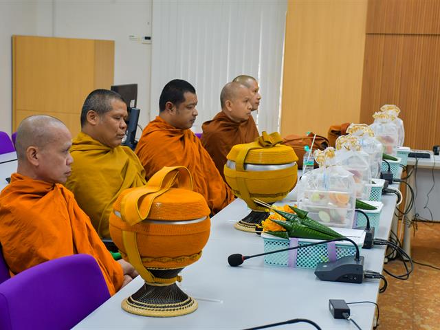 วิทยาลัยการศึกษา จัดกิจกรรมทำบุญขึ้นปีใหม่ ใส่บาตรข้าวสารอาหารแห้ง และถวายภัตตาหารเพล 