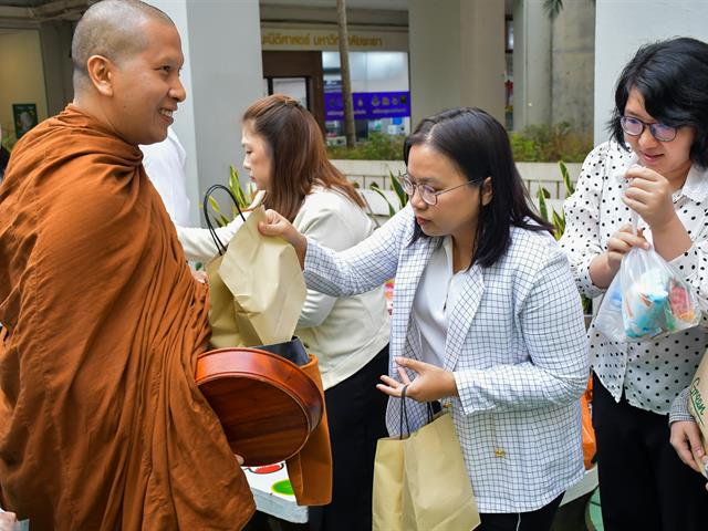 วิทยาลัยการศึกษา จัดกิจกรรมทำบุญขึ้นปีใหม่ ใส่บาตรข้าวสารอาหารแห้ง และถวายภัตตาหารเพล 