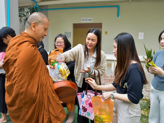 วิทยาลัยการศึกษา จัดกิจกรรมทำบุญขึ้นปีใหม่ ใส่บาตรข้าวสารอาหารแห้ง และถวายภัตตาหารเพล 