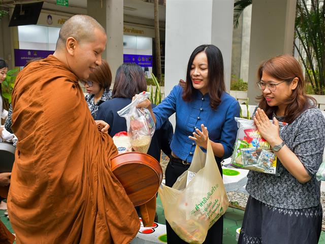 วิทยาลัยการศึกษา จัดกิจกรรมทำบุญขึ้นปีใหม่ ใส่บาตรข้าวสารอาหารแห้ง และถวายภัตตาหารเพล 