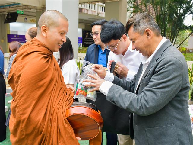 วิทยาลัยการศึกษา จัดกิจกรรมทำบุญขึ้นปีใหม่ ใส่บาตรข้าวสารอาหารแห้ง และถวายภัตตาหารเพล 