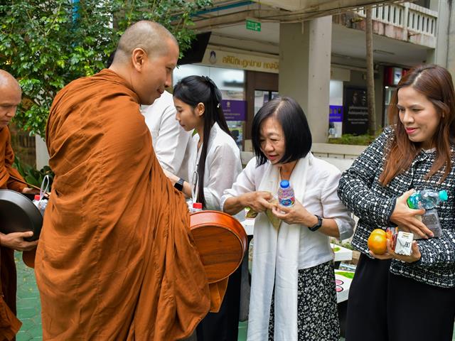 วิทยาลัยการศึกษา จัดกิจกรรมทำบุญขึ้นปีใหม่ ใส่บาตรข้าวสารอาหารแห้ง และถวายภัตตาหารเพล 