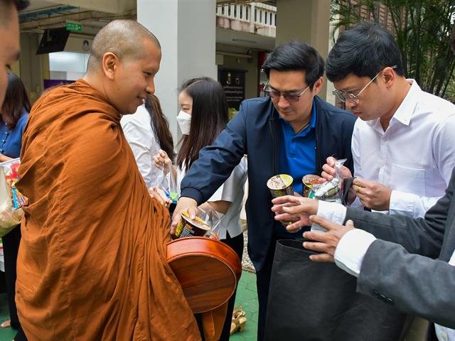 วิทยาลัยการศึกษา จัดกิจกรรมทำบุญขึ้นปีใหม่ ใส่บาตรข้าวสารอาหารแห้ง และถวายภัตตาหารเพล 