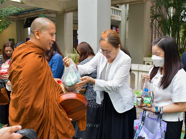 วิทยาลัยการศึกษา จัดกิจกรรมทำบุญขึ้นปีใหม่ ใส่บาตรข้าวสารอาหารแห้ง และถวายภัตตาหารเพล 