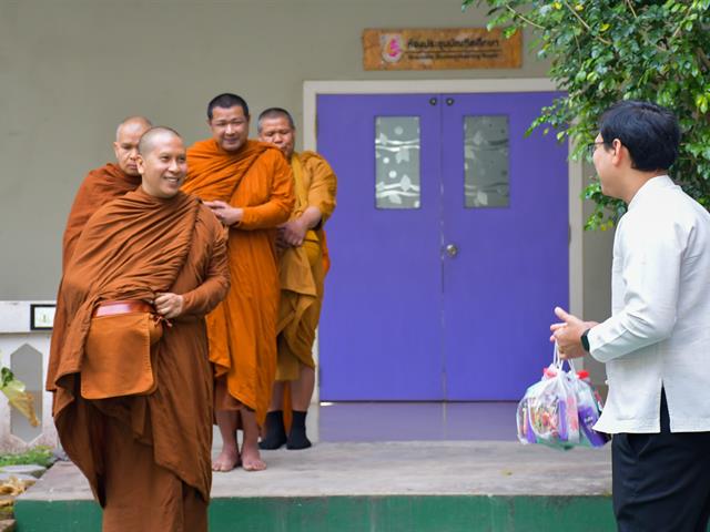 วิทยาลัยการศึกษา จัดกิจกรรมทำบุญขึ้นปีใหม่ ใส่บาตรข้าวสารอาหารแห้ง และถวายภัตตาหารเพล 