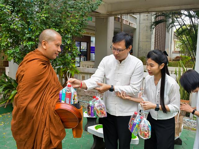 วิทยาลัยการศึกษา จัดกิจกรรมทำบุญขึ้นปีใหม่ ใส่บาตรข้าวสารอาหารแห้ง และถวายภัตตาหารเพล 