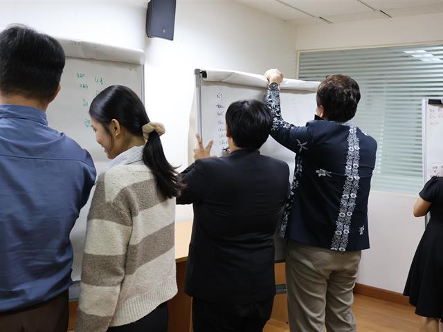 วิทยาลัยการจัดการ หลักสูตรการศึกษามหาบัณฑิต สาขาวิชาการบริหารการศึกษา รายวิชาความเป็นผู้บริหารการศึกษามืออาชีพ เปิดพื้นที่แลกเปลี่ยนเรียนรู้ผ่านกระบวนการ Brainstorming