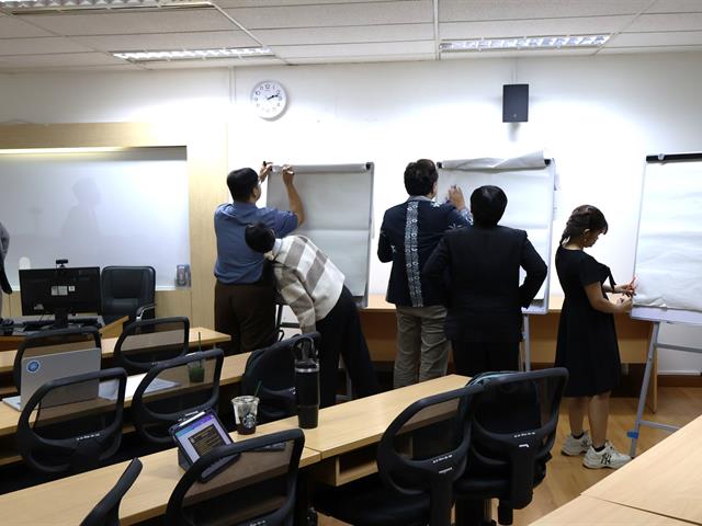 วิทยาลัยการจัดการ หลักสูตรการศึกษามหาบัณฑิต สาขาวิชาการบริหารการศึกษา รายวิชาความเป็นผู้บริหารการศึกษามืออาชีพ เปิดพื้นที่แลกเปลี่ยนเรียนรู้ผ่านกระบวนการ Brainstorming