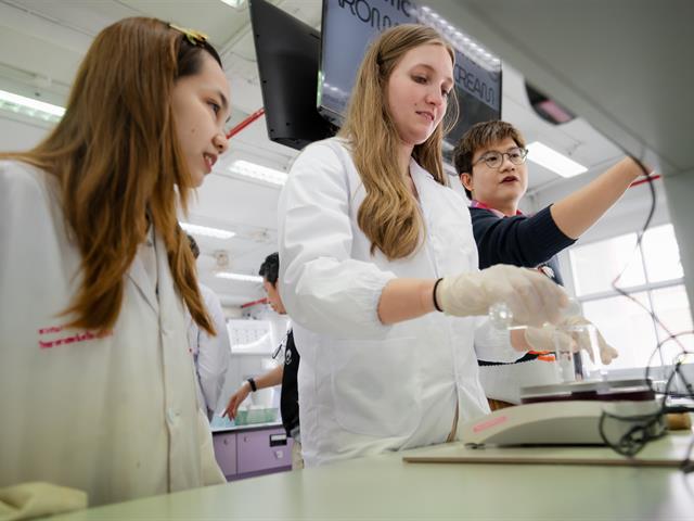 คณะเภสัชศาสตร์ ม.พะเยา จัด COSMETIC WORKSHOP “Aroma Hand Cream” ต้อนรับนักศึกษาเภสัชศาสตร์จาก University of Utah