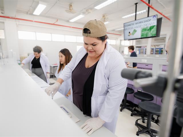 คณะเภสัชศาสตร์ ม.พะเยา จัด COSMETIC WORKSHOP “Aroma Hand Cream” ต้อนรับนักศึกษาเภสัชศาสตร์จาก University of Utah