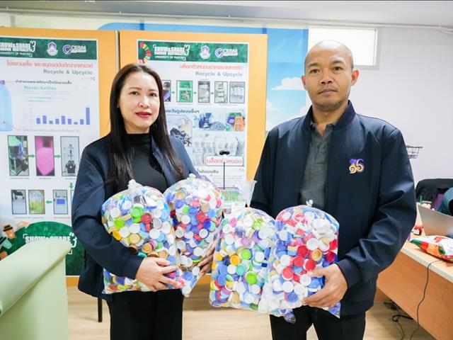 วิทยาเขตเชียงราย มอบฝาขวดน้ำพลาสติกเพื่อแปรรูปเป็นไม้แขวนเสื้อ