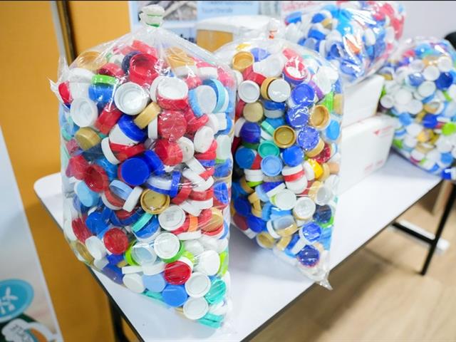 วิทยาเขตเชียงราย มอบฝาขวดน้ำพลาสติกเพื่อแปรรูปเป็นไม้แขวนเสื้อ