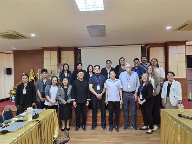 คณาจารย์และนักศึกษาเภสัชศาสตร์ University of Utah เข้าดูงานด้านเภสัชกรรมปฐมภูมิ ณ โรงพยาบาลดอกคำใต้