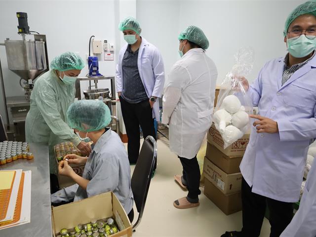 คณาจารย์และนักศึกษาเภสัชศาสตร์ ชั้นปีที่ 6 จาก University of Utah ประเทศสหรัฐอเมริกา ศึกษาดูงานด้านการผลิตและให้บริการยาสมุนไพรมาตรฐาน ณ โรงพยาบาลแม่ใจ