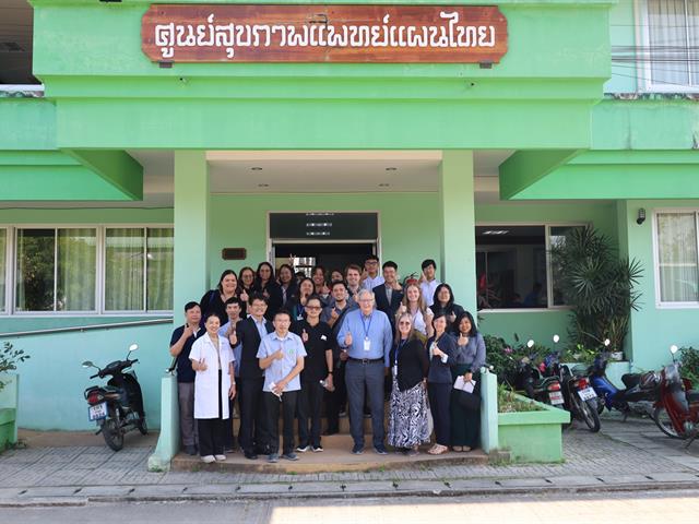 คณาจารย์และนักศึกษาเภสัชศาสตร์ ชั้นปีที่ 6 จาก University of Utah ประเทศสหรัฐอเมริกา ศึกษาดูงานด้านการผลิตและให้บริการยาสมุนไพรมาตรฐาน ณ โรงพยาบาลแม่ใจ