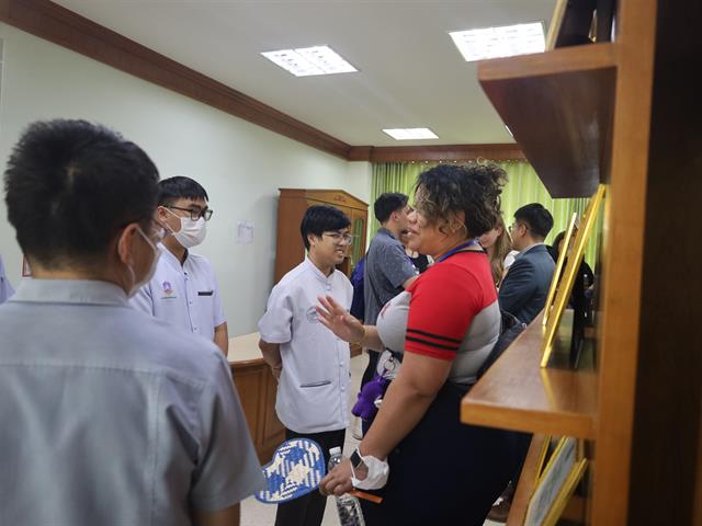 คณาจารย์และนักศึกษาเภสัชศาสตร์ ชั้นปีที่ 6 จาก University of Utah ประเทศสหรัฐอเมริกา ศึกษาดูงานด้านการผลิตและให้บริการยาสมุนไพรมาตรฐาน ณ โรงพยาบาลแม่ใจ