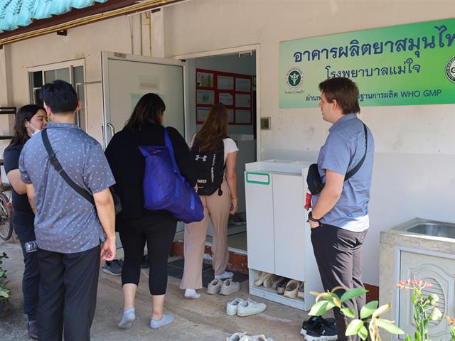 คณาจารย์และนักศึกษาเภสัชศาสตร์ ชั้นปีที่ 6 จาก University of Utah ประเทศสหรัฐอเมริกา ศึกษาดูงานด้านการผลิตและให้บริการยาสมุนไพรมาตรฐาน ณ โรงพยาบาลแม่ใจ